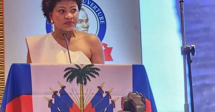 Marquise Ferjuste prenant la parole à une tribune officielle en Haïti